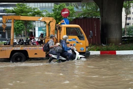 Trận ngập sau bão số 10 tại khu vực đường Phạm Hùng, Hà Nội, trước tòa nhà KeangNam.
