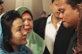 Hình ảnh thân nhân các hành khách ngóng chờ tin tức máy bay MH 370