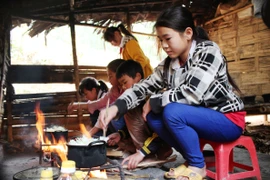 Dựng lều trọ học nơi biên giới