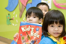 Lại cho dạy thêm tiếng Anh trong trường mầm non