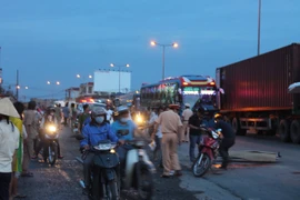 Tránh vũng nước một thanh niên bị xe container cán tử vong