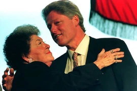 Cựu tổng thống Bill Clinton bị mẹ ruột lạm dụng tình dục từ nhỏ