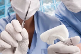 Choáng: Người đàn ông mới cưới vợ bị bác sĩ biến thành thái giám