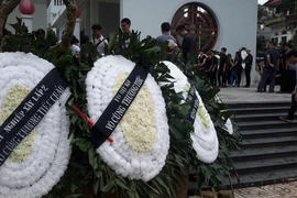 Vòng hoa trắng đưa tiễn Toàn Shinoda