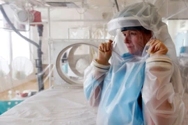 Bệnh nhân Ebola phát bệnh ngay trên máy bay