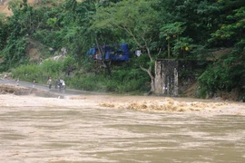 Mưa lũ cô lập nhiều xã ở Thanh Hóa