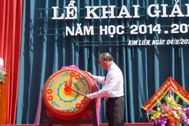 Phó Thủ tướng Nguyễn Xuân Phúc đánh trống khai giảng năm học mới tại làng Sen
