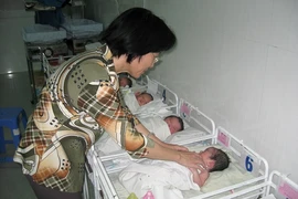 Bé gái sơ sinh không quần áo bị bỏ rơi ở chợ 