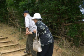 Những mối tình đẹp đến đầu bạc răng long