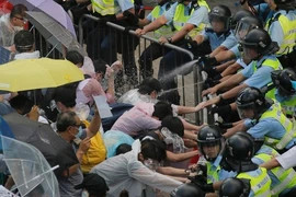 Hong Kong: Cảnh sát càng đàn áp, người dân càng sôi sục