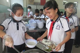 Bữa ăn tự phục vụ của học sinh tiểu học