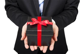 Khổ vì người yêu nhí thích đòi quà
