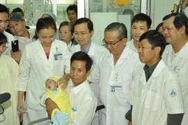 Ngày xuất viện nghẹn ngào cảm xúc của bé văng khỏi bụng mẹ