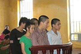 Phạt tù nặng nhóm cướp nhí giật hàng chục điện thoại trên đường