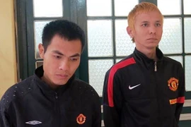 Bắt khẩn cấp hai kẻ cướp giật túi xách của người nước ngoài