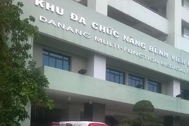 Xe cứu thương đón ông Nguyễn Bá Thanh đã sẵn sàng lăn bánh