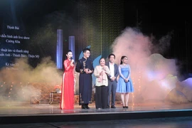 Nghệ sĩ Hồng Nga tỏa sáng cùng dàn sao trong đêm live show cuối đời