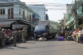 Xe tải ‘điên’ tông 3 xe trong hẻm làm 4 người thương vong