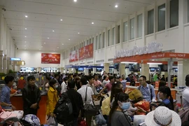 Hành khách ngùn ngụt đổ về 'đốt nóng' các bến xe, sân bay