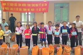 Tặng 230 phần quà cho người nghèo giáp biên giới