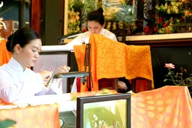 Chân dung lãnh tụ qua đường kim mũi chỉ phụ nữ Việt