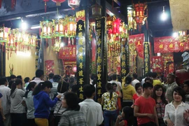 Hàng chục ngàn người đổ về lễ chùa Bà