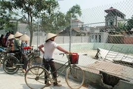 Một học sinh tử vong do sập tường bể bơi