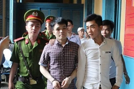 ‘Tè’ bậy trước nhà còn vung dao giết người