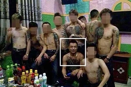 50 côn đồ đâm chém ông già 65 tuổi: Nghi vấn con dâu trả thù nhà chồng?