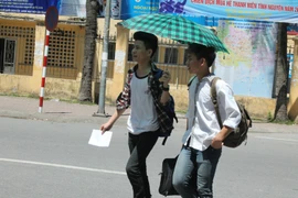 Sĩ tử khăn gói lên Hà Nội dự thi tốt nghiệp