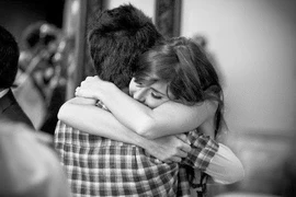 Hãy ôm nhau đi và mọi thứ sẽ ổn