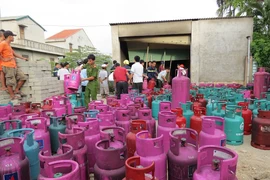 Tìm được một thi thể trong nhà tắm kho gas bị nổ