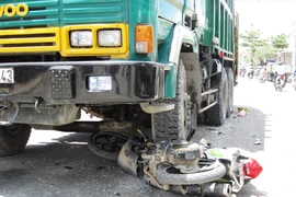 Một phụ nữ bị xe rác cán đứt lìa cánh tay