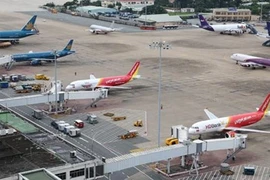 Hàng chục chuyến bay bị hủy do bão số 3