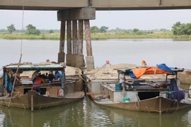 Tóm gọn 15 ghe hút cát trái phép lộng hành trên sông Thu Bồn