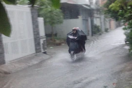 Hẻm chưa từng ngập ở Cần Thơ lênh láng sau mưa lớn 
