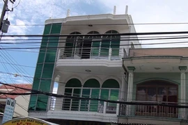 Điện giật hai cha con rơi từ tầng ba xuống đất