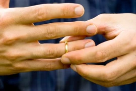 Tháo nhẫn không dễ như ta tưởng