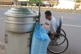 Chuyện người đàn ông trẻ một mình đẩy xe lăn đi tìm vợ già