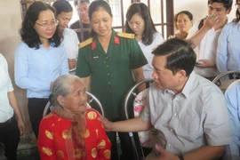 Ông Đinh La Thăng chỉ đạo làm đường, xây nhà cho dân