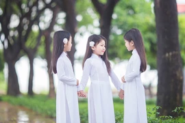 Chị em sinh ba diện áo dài trắng