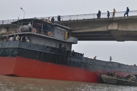 Tàu thủy đâm biến dạng cầu An Thái