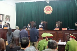 Nhân chứng quan trọng đi khám nam khoa, tòa hoãn xử