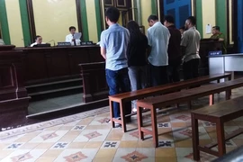Tòa vận dụng luật mới miễn trách nhiệm hình sự cho 5 bị cáo
