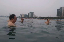 Lãnh đạo Sở Tài nguyên và Môi trường TP Đà Nẵng tắm biển