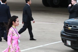 Cô gái vinh dự tặng hoa cho tổng thống Obama ở Tân Sơn Nhất