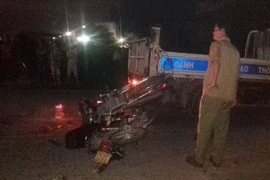 Hai xe máy cắm chặt vào nhau, người tử vong, người nguy kịch