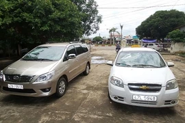 Thanh niên ngáo đá đập vỡ kính ô tô và trụ ATM