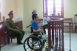 Tài xế xe tải làm lật tàu SE5 đến tòa bằng xe lăn