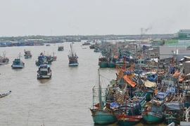 Tàu đánh cá bốc cháy trong đêm